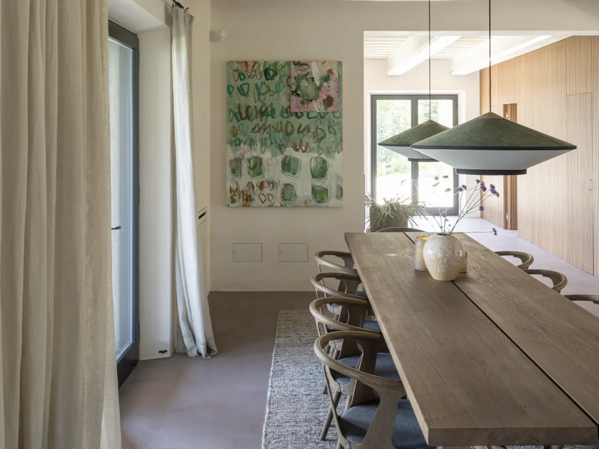Een lange eettafel in een van de huizen van Rouchelli