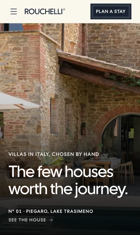 De website van Rouchelli op een telefoon: een stenen villa met de kop 'The few houses worth the journey'