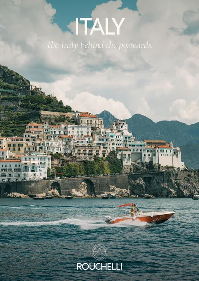 Het e-book Italy van Rouchelli op een e-reader, tussen een pagina over eten in Toscane en een kaart van Puglia