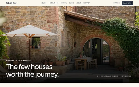 De website van Rouchelli op een laptop: een stenen villa met parasol onder de kop The few houses worth the journey