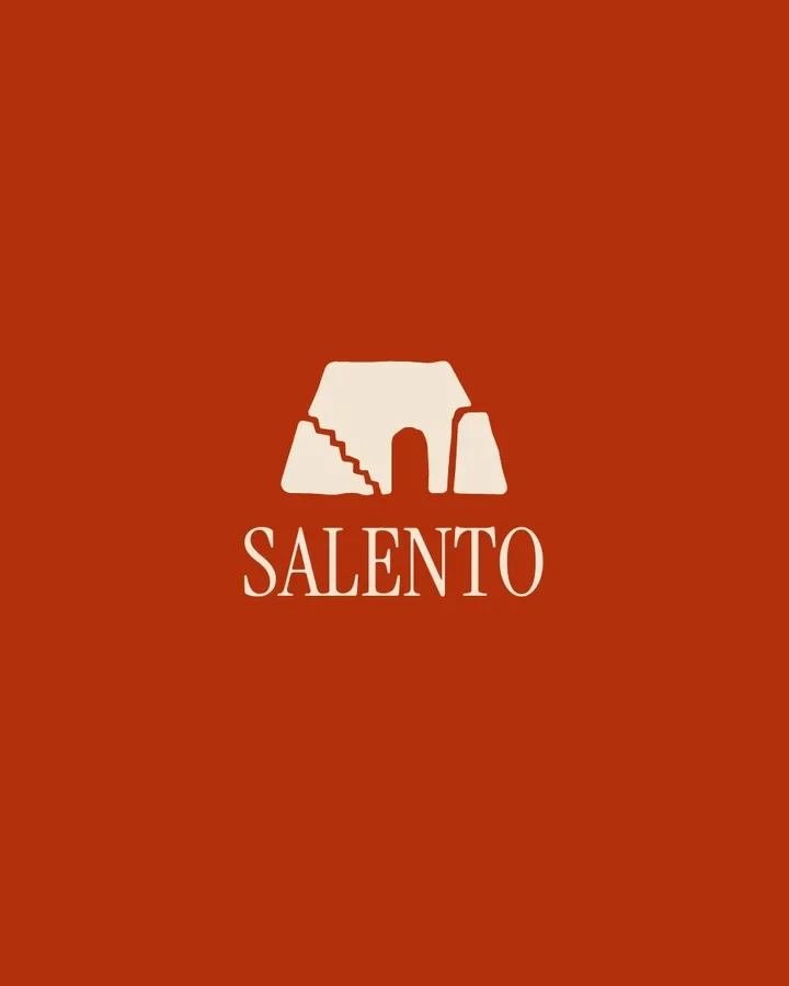 Het logo van Salento.com in crème op terracotta