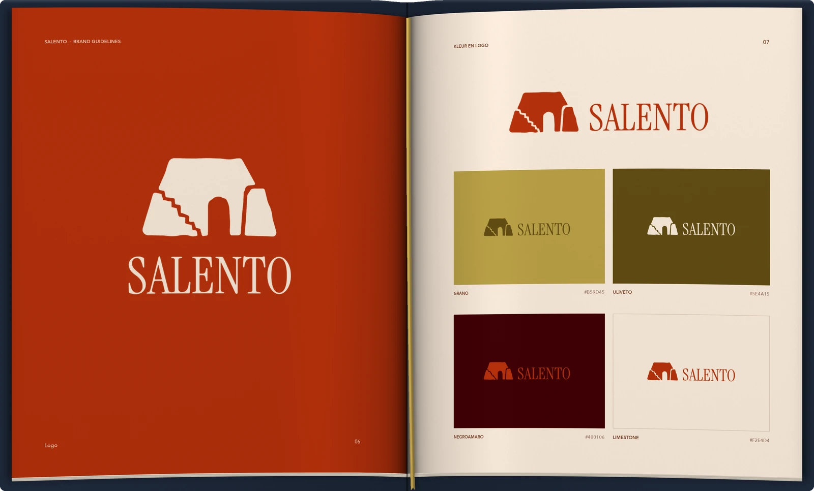 Een opengeslagen merkgids van Salento: links het logo op terracotta, rechts het woordmerk op de kleuren grano, uliveto, negroamaro en limestone