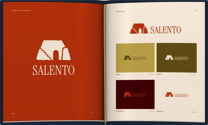 Een opengeslagen merkgids van Salento met een leeslint: links het logo op terracotta, rechts het woordmerk en het logo op de kleuren grano, uliveto, negroamaro en limestone
