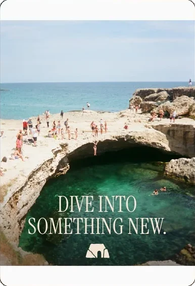 Een Instagram-story van Salento.com: zwemmers bij een rotsbaai met helder water en de regel Dive into something new