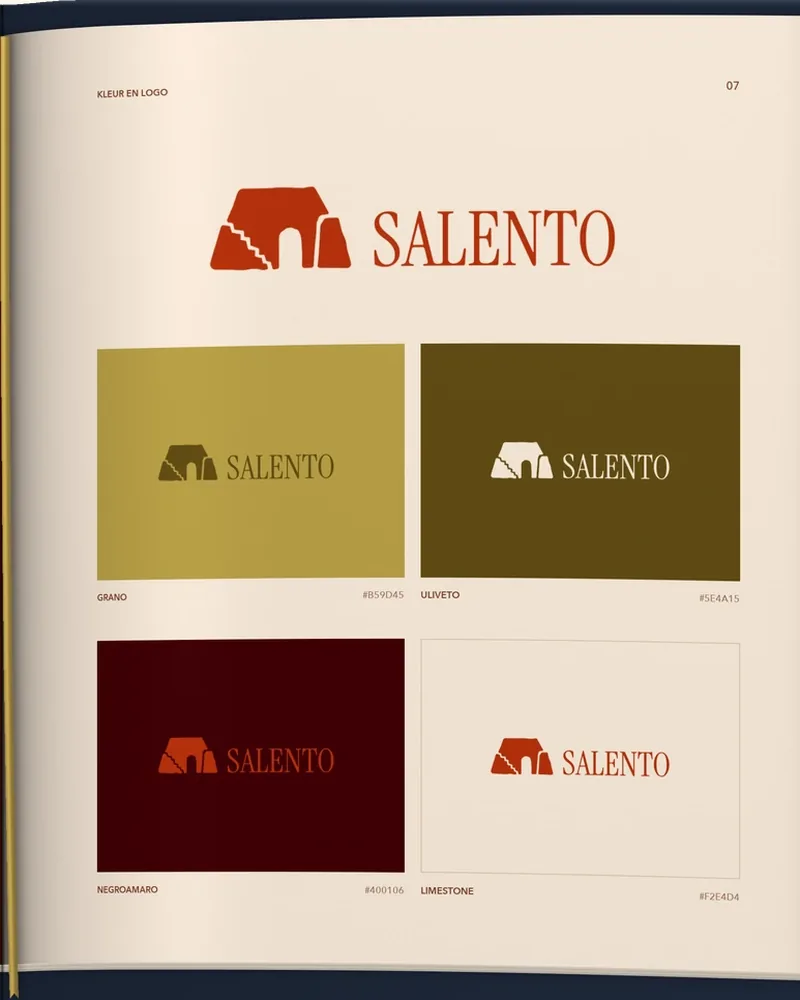 Een opengeslagen merkgids van Salento met het beeldmerk en de kleuren van het merk