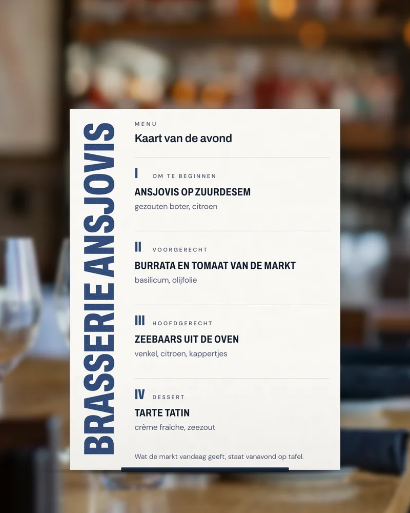 De menukaart van Brasserie Ansjovis in een blauwe houder op een bartafel