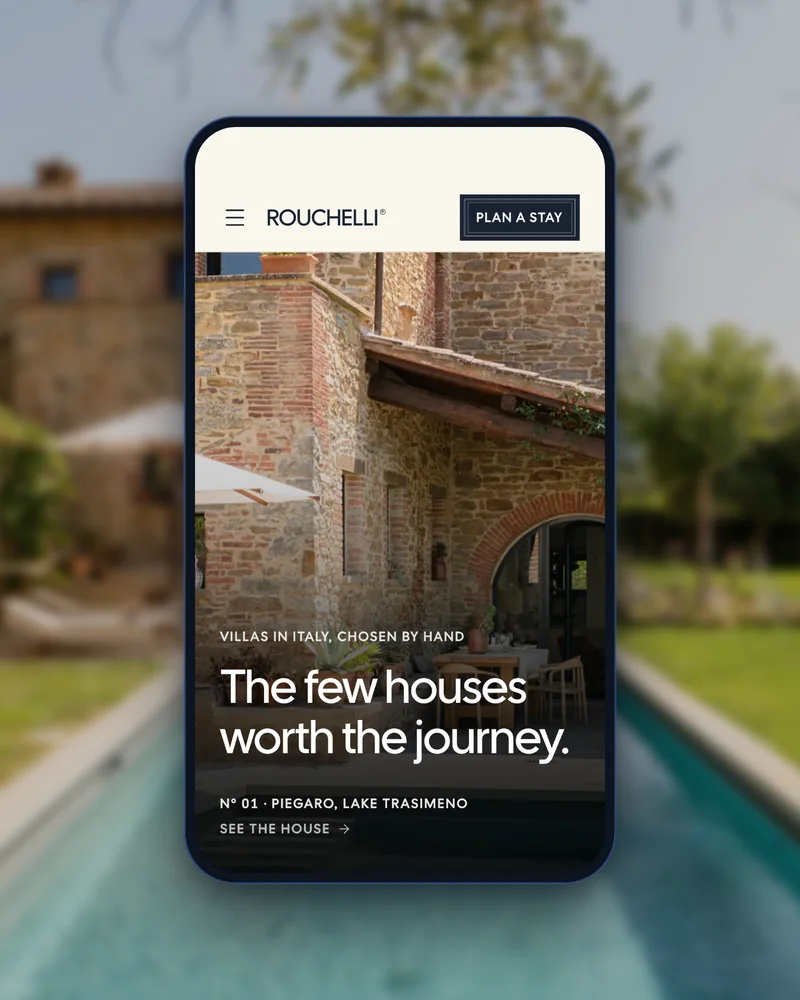De website van Rouchelli op een telefoon, voor de villa met zwembad: the few houses worth the journey