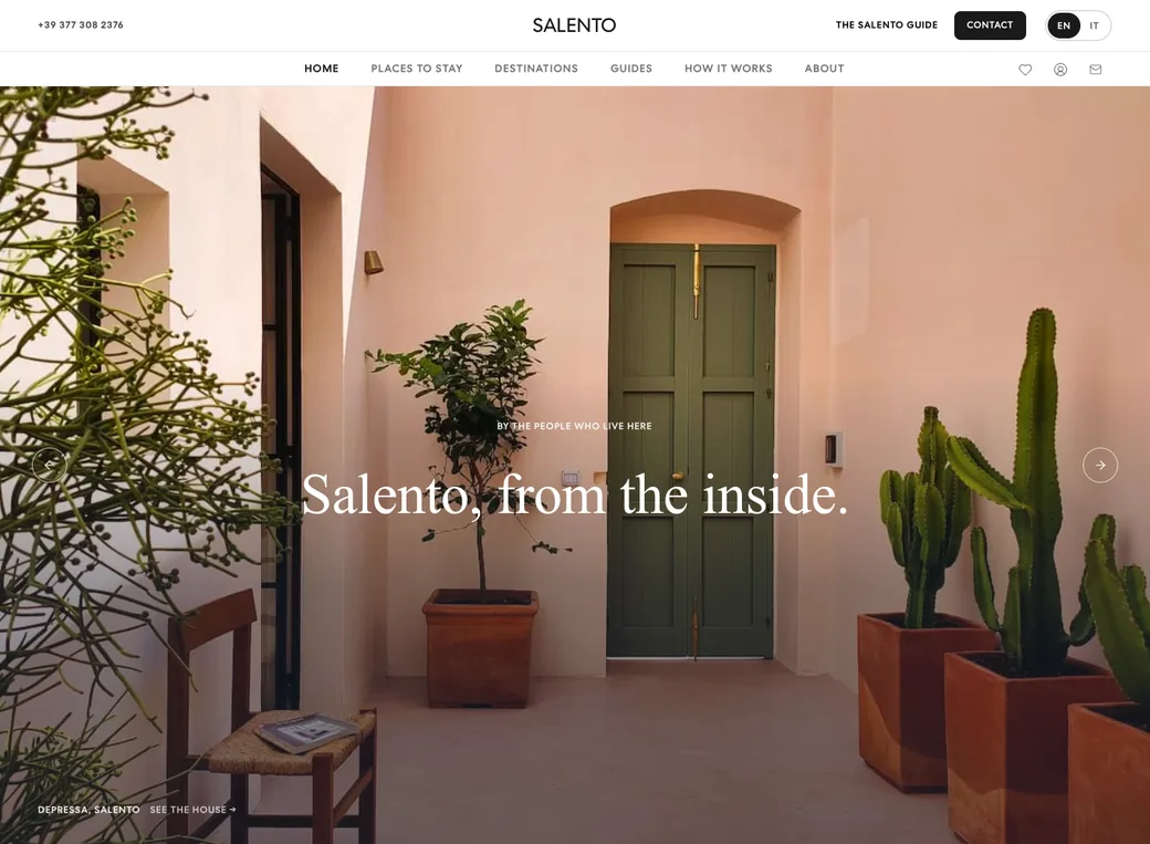 De bovenkant van salento.com: een roze binnenplaats met een groene deur en de kop Salento, from the inside