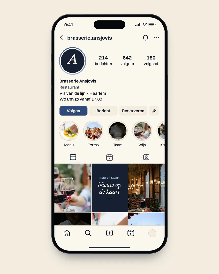 Het Instagram-profiel van Brasserie Ansjovis op een telefoon, met verhalen over menu, terras, team en wijn