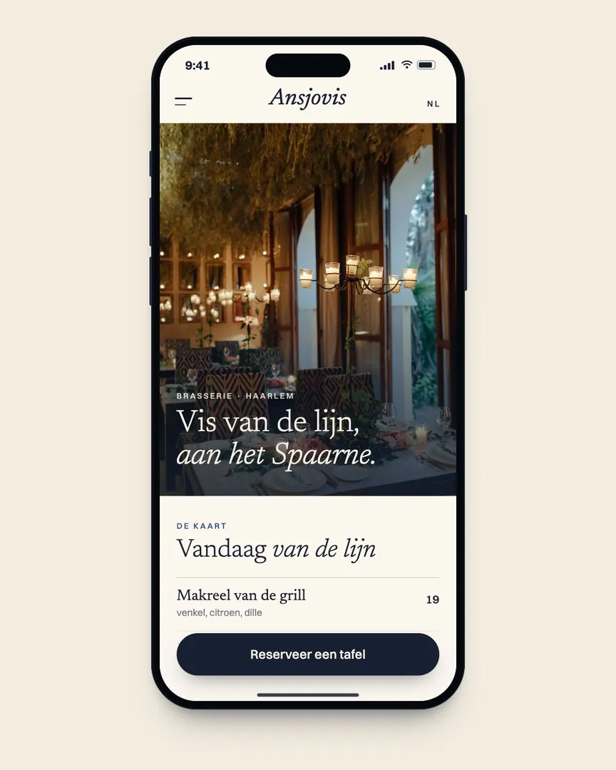 Dezelfde brasserie op de telefoon, met een knop om te reserveren